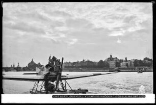 Dresden, Junkers-Verkehrs-Wasserflugzeug auf der Elbe