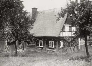 Wehrsdorf, Umgebindehaus : Wehrsdorf. Umgebindehaus (19. Jahrhundert) mit Strohdach. Eckansicht (Umgebindeteil)