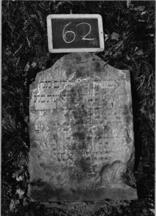 Grabstein 62 (Index: 100090668) Material: Sandstein Zustand: abgeblätt/verwitt. m. fast völlig. Textverl Maße HxBxT: 64x44x0 cm Beschreibung: Stele, Konvexbogenabschluß: Grabstein 62