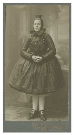 Portrait einer Frau in Tracht