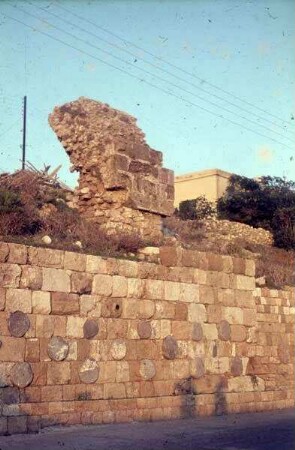 Byblos Kreuzf.-Mauer Hafen [Blick zur] Burg