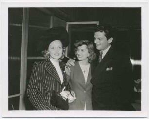 Marlene Dietrich im gestreiften Kostüm von Irene (Los Angeles, 1940) (Archivtitel)