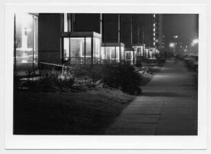 Straßenzug mit Plattenbauten