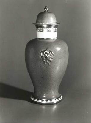 Deckelvase : Deckelvase. Porzellan, eisenroter Fond, Goldmalerei; Höhe 30 cm. Meißen, um 1725. Dresden: Porzellansammlung P.E.7154