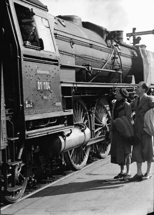 Berlin: Anhalter Bahnhof; Fräulein Böhnstedt und Herr Schlüter sprechen mit Lokomotivführer