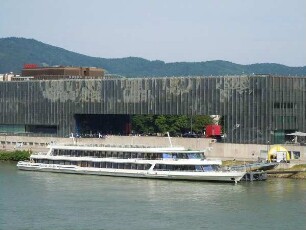 Linz - Lentos-Kunstmuseum an der Donau : Ein Schiff liegt am Donauufer vor dem Gebäude des Lentos-Kunstmuseums. Aufgenommen am 17. Juni 2011 in Linz