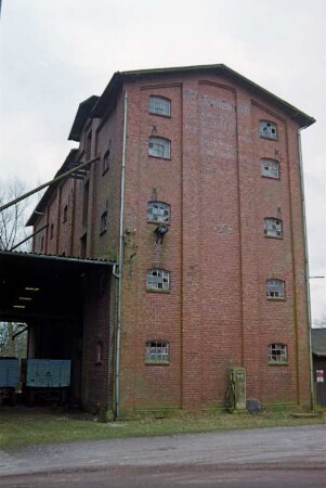Lasbek-Barkhorst: Mühlenweg 3: Barkhorster Mühle W. F. Stoltenberg: altes Silogebäude aus Backstein mit Unterfahrt: davor alte Tankzapfsäule: 26. Januar 1999