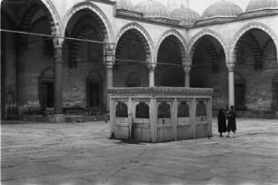Süleymaniye-Moschee : Innenhof der Süleymaniye-Moschee mit dem Reinigungsbrunnen.
