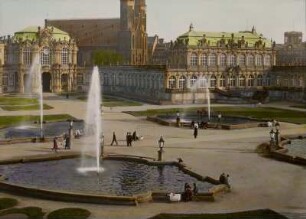 Dresden-Altstadt. Zwinger (1709-1728; M. D. Pöppelmann, B. Permoser). Blick über den Zwingerhof gegen Glockenspielpavillon, Sophienkirche und Porzellanpavillon
