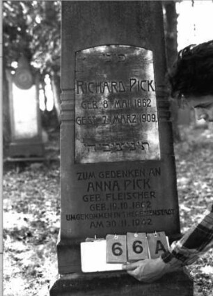 Grabstein 66 (Index: 99796104) Maße HxBxT: 189x52x26 cm Besonderheit: Doppelgrab für Eheleute: Grabstein 66A