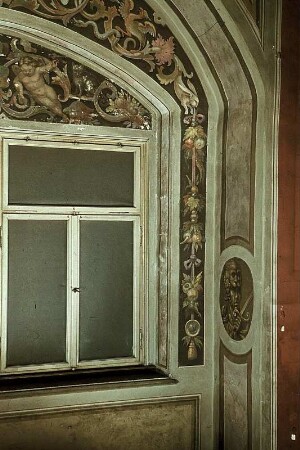 Fensterrahmung mit gekrönter Maske, Greifvögeln, Schlangen, Hasen, Putten und Katzen