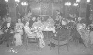 Abendgesellschaft im Salon des Hochseepassagierdampfers "Bremen"