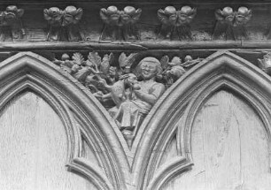 Relief eines sitzenden mit Drachen in einer Zwickelfüllung