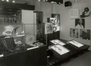 Ausstellung "Surinam, Buschnegergesellschaft" : Herrnhut, Völkerkundemuseum, Oberer Saal. Ausstellung "Surinam, Buschnegergesellschaft", Vitrinen mit Darstellung der indischen Kultur in Surinam
