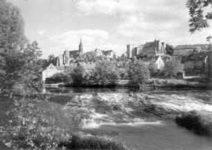 Bautzen. Blick vom rechten Spreeufer über die Staustufe nach Südost gegen den Altstadtkern mit Ruine der Klosterkirche, Gerberbastei, Dom St. Petri und Ortenburg