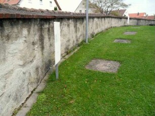 Kirchhof im Norden mit Kirchhofmauerverlauf nach Osten