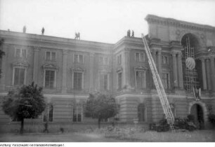 Dresden, Neustadt, Kurt-Fischer Platz (Olbrichtplatz), Nordhalle. Ausstellung: "80 Jahre Berufsfeuerwehr", 17. Juli 1948