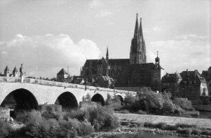 Regensburg: alte Steinbrücke und Dom