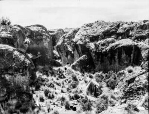 Karsttal und Lager : Karsttal in der vulkanischen Tafel westlich Curahuara de Carangas. Inmitten ein Lager.