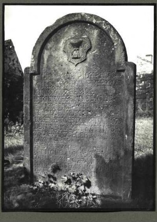 bei Göllheim. Grabstein des Pfarrers Joh. Philipp Güldner +1679. R