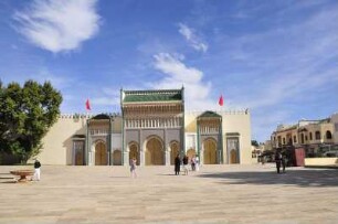 Fes - Palais Royal : Die Schmuckfassade des Königspalastes mit sieben Eingangstoren wurde 1971 errichtet. Aufgenommen in Fes am 29. Oktober 2010