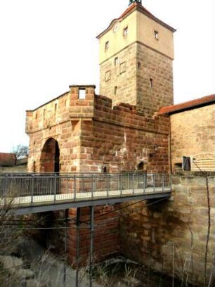 Stadtbefestigung-Stadttor (Oberer Torturm) mit Vortor von Südwesten über Stadtgraben