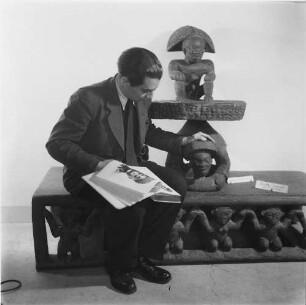 Dr. Kurt Krieger (1920-2007), Kurator der Afrika-Sammlung : Kurt Krieger mit Schildkrötenmann, Stuhl und Bank aus dem Grasland von Kamerun