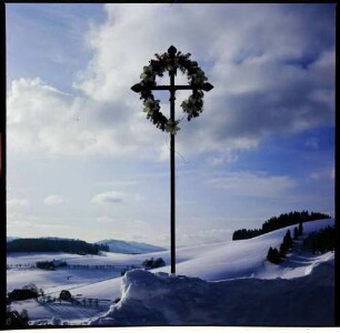 Breitnau: Wegkreuz im Schnee