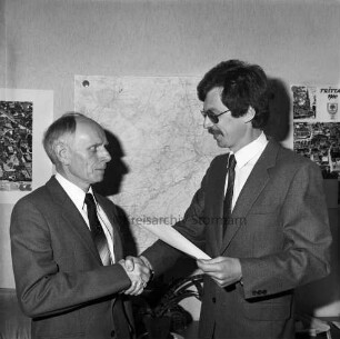 Gemeindeverwaltung: Mitarbeiter: 40-jähriges Dienstjubiläum des büroleitenden Beamten Siegmund Wittermann: Gratulation durch Bürgermeister Jochim Schop