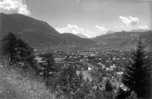 Stadtansicht Garmisch : Garmisch-Partenkirchen. Stadtteilansicht Garmisch vom Kramerplateauweg (von Nordwesten) gegen Zotzenberg und Wetterstein-Kette