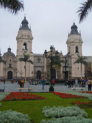 Lima - Kathedrale an der Plaza des Armas : Die historische Kathedrale steht an der Plaza de Armas. Aufgenommen am 27. August 2011 in der Altstadt von Lima