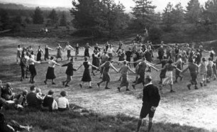 Eine Jugendgruppe in der Lüneburger Heide bei einer gemeinsamen Freizeitgestaltung. Bewegung und Tanz wurden im 3. Reich großgeschrieben