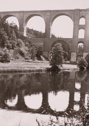 Jocketa, Elstertalbrücke : Elstertalbrücke bei Jocketa. Massive Bogenbrücke mit 2 Etagen überführt die Eisenbahnstrecke Reichenbach - Plauen über die Weiße Elster. Teilansicht aus dem Elstertal