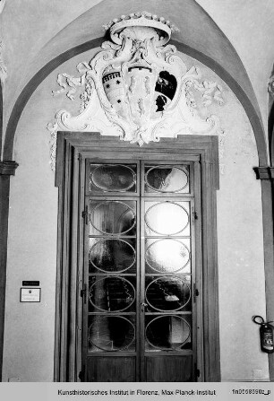 Stuckdekoration im Palazzo Orlandini del Beccuto mit Wappen-Relief