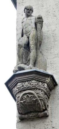 Fassadenfiguren — Männlicher Akt mit Schwert