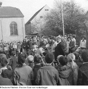 Schulen (Schuleinführung, Wahlveranstaltung, Apell, prominente Besucher, Veranstaltung, Konzert, Häuser, Kegeln, Skulptur, ...)
