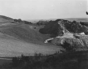 Landschaft bei Halberstadt : Blick über eine Landschaft mit Hügeln und kleinen Tal, vermutlich zwischen Seeberg und Kirchberg in der Nähe von Halberstadt