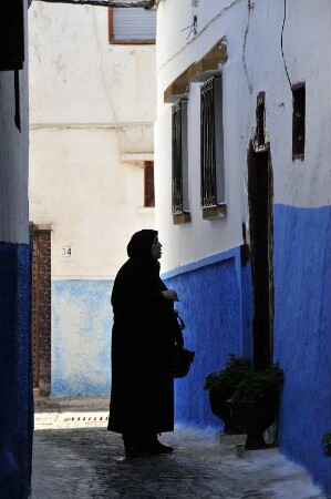 Kasbah von Rabat : Vor einem Haus in einer engen Gasse der Kasbah von Rabat steht eine Frau, aufgenommen am 06.11.2008. Foto Uwe Gerig