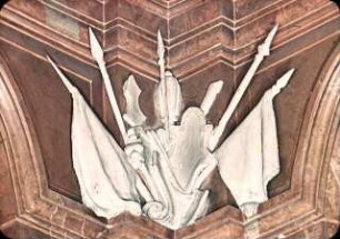 Trophäen und Reliefs mit mythologischen Szenen