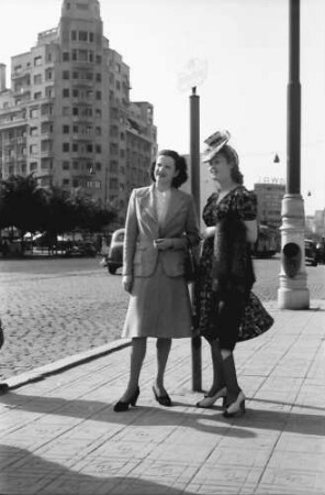 Bukarest: Mädi und Märy an der Haltestelle
