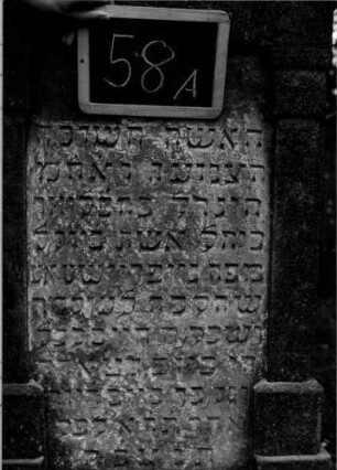 Grabstein 58 (Index: 100111122) Material: Sandstein Zustand: leicht verwittert Maße HxBxT: 158x70x17 cm Beschreibung: ädikulaartige Stele mit Pilaster, giebelartiger Abschluß mit Verdachung Symbolik: Blüte, Blätter: Grabstein 58A