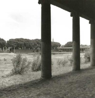 Pompeji. Große Palästra. Blick nach Südost über den Innenhof zum Amphitheater