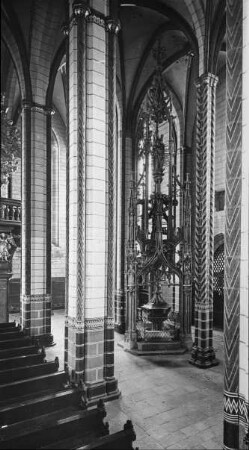 Erfurt, Severikirche, Inneres mit Taufstein; Meister des Severi-Taufsteins