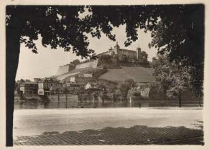 Würzburg. Blick über den Main zur Festung Marienberg : Würzburg. Blick über den Main zur Festung Marienberg