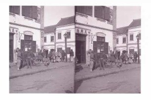 Tsingtau. Straßenszene mit Einheimischen an einer Straßenecke
