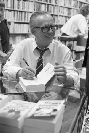 Signierstunde des Schriftstellers Johannes Mario Simmel in einer Karlsruher Buchhandlung