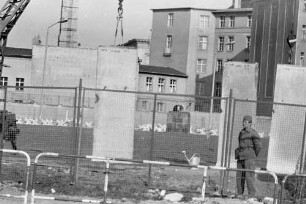 Aufbau der Grenzmauer 75 am Potsdamer Platz