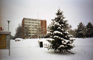 Mommsenstraße 11 (Gebäude B), davor Bahnhofsvorplatz mit Weihnachtsbaum im Januar