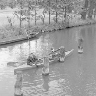 Mit dem Paddelboot unterwegs in Spreewald. : Z padlowym čołmom po puću w Błótach.