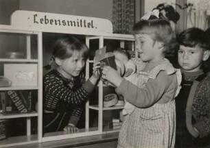Dresden-Neustadt, Löwenstraße. Kindergarten. Kinder beim Spielen mit einem Kaufmannsladen